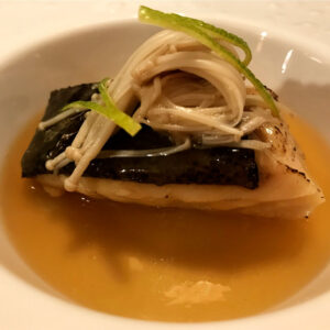 Bacalao negro con miso, soja y enokitake