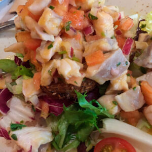 Ceviche De Lubina Salvaje y fruta de la pasión sobre tostada multicereal