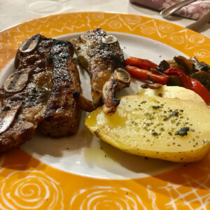churrasco a la brasa con setas y verdura