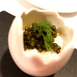 Crema de huevo, caviar beluga, nata agria e hinojo