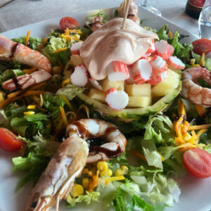 ensalada de piña y gambas