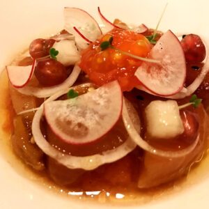 Esqueixada de bonito marinado con soja y tomate
