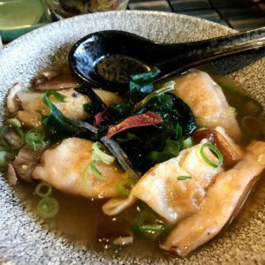 Sopa con Gyozas