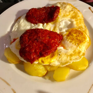 Huevos estrellados con sobrasada