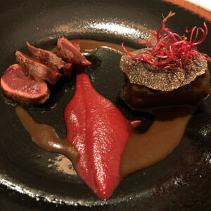 Liebre a la royal una parte con foie y otra con soubise de remolacha
