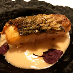 Lubina con chalota y shiso purpura