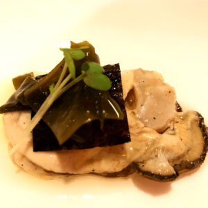 Ostra ligeramente marinada con alga nori y salsa de mostaza y wakame
