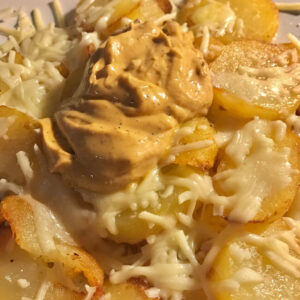 Patatas bravas con queso