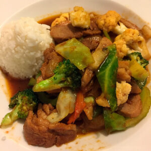 Pato al wok picante con verduras y arroz