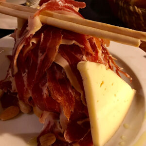 Pirámide de jamón y queso