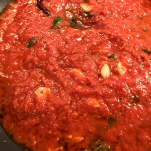 Poner la pulpa de tomate, sal, pimienta.