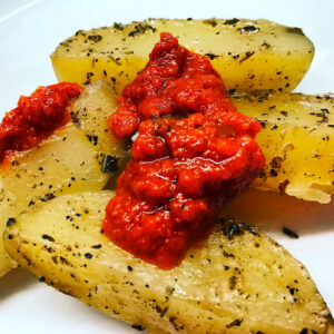 Patatas con salsa brava de sobrasada