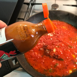 Poner la salsa valentina picante, al gusto.
