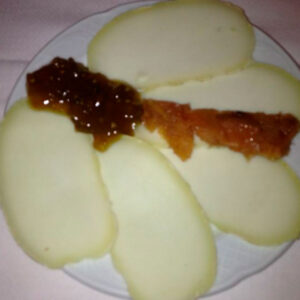 Queso de Benabarre con mermelada de tomate y membrillo.