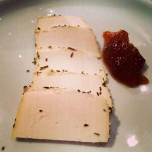 Queso de romero y mermelada de fresa con chile