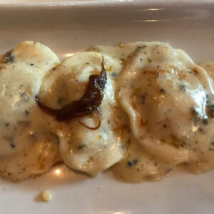 Ravioli de foie con trufa y cebolla caramelizada