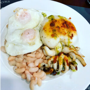 sepia con huevos y judias