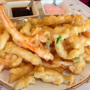 Tempura Fina De Verduras con aceite de sésamo y alioli de cereza