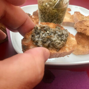 Trufa de verano triturada con pan tostado
