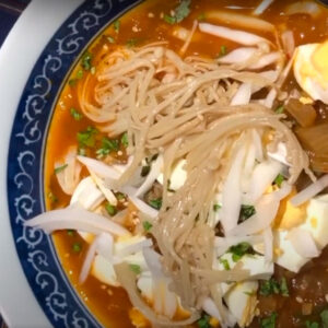 Receta de Jjigae, sopa coreana de fideos con kimchi y pak choi